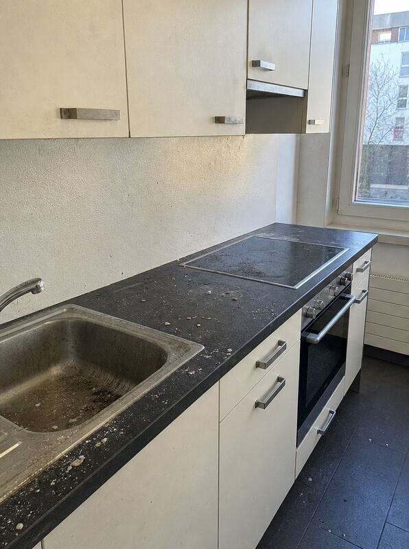 Exemple : cuisine d'un appartement avant le nettoyage de fin de bail, plan de travail sale et évier entartré